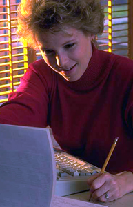 mujer trabajando frente a un ordenador